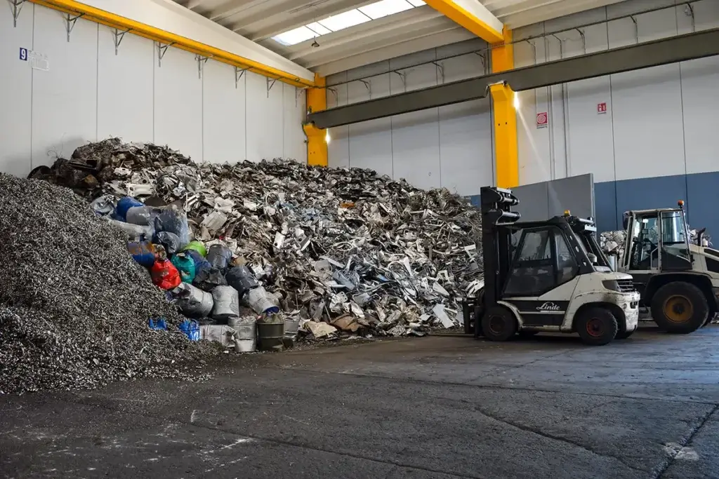 Mezzi spostando rifiuti d'acciaio all'interno dell'azienda